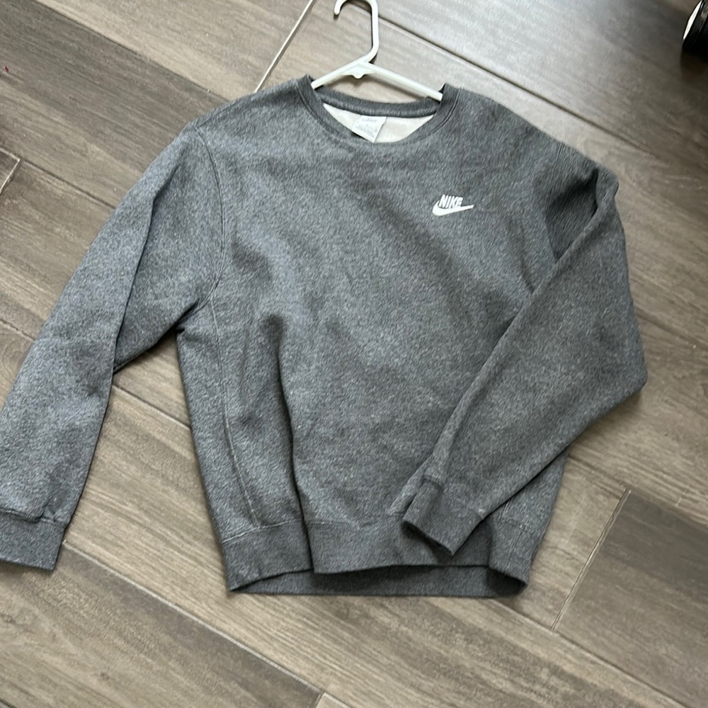 Nike Classic Gray Crewneck Sweatshirt
Size small
Sk6